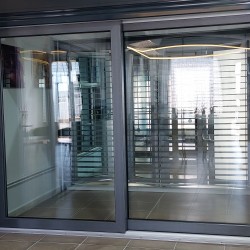 Puerta corredera de PVC Salamander 2900 X2500 mm, 44 mm doble acristalamiento 4/16/4/16/4, Color aluminio Metbrush, Pasarela Elevable HST Puerta corredera de PVC Salamander 2900 X2500 mm, 44 mm doble acristalamiento 4/16/4/16/4, Color aluminio Metbrush, Pasarela Elevable HST