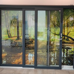 Paralelo-portas deslizantes de PVC 2900 x 2250 mm Salamander Slide e-Drive SF, unidade de vidro isolado de câmara única 4/16/4 Paralelo-portas deslizantes de PVC 2900 x 2250 mm Salamander Slide e-Drive SF, unidade de vidro isolado de câmara única 4/16/4