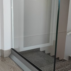 Glaszäune auf dem tragenden Profil Glaszäune auf dem tragenden Profil