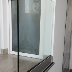 Glaszäune auf dem tragenden Profil Glaszäune auf dem tragenden Profil