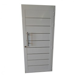 Die Tür ist weiß aus Aluminium, mit Spiegeleinsätzen aus Metall, geschlossener Sicht, öffnet sich nur nach außen Die Tür ist weiß aus Aluminium, mit Spiegeleinsätzen aus Metall, geschlossener Sicht, öffnet sich nur nach außen