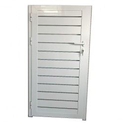 Brama aluminiowa malowana na biało, wentylowana, widoczna, otwierana tylko na zewnątrz Brama aluminiowa malowana na biało, wentylowana, widoczna, otwierana tylko na zewnątrz