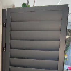 Brama z Malowanego Aluminium, wentylowana, zamknięta, otwierana tylko na zewnątrz  Brama z Malowanego Aluminium, wentylowana, zamknięta, otwierana tylko na zewnątrz