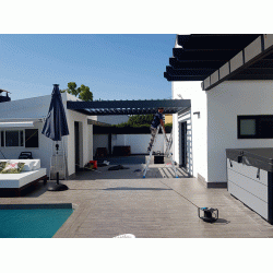 Pérgola bioclimática entre dos techos con persianas giratorias 3M x 4m Pergola grafito motorizado / gris