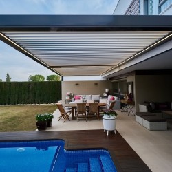 Pergola avec angle ouvert, protection de la pluie et du soleil 8m x 3m Pergola LED - motorisée (Noir) Pergola avec angle ouvert, protection de la pluie et du soleil 8m x 3m Pergola LED - motorisée (Noir)