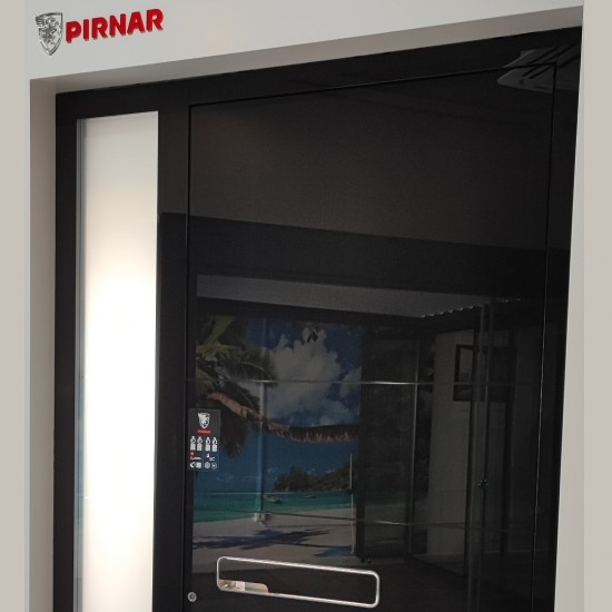 Pida Puerta De entrada de aluminio Pirnar 1500x2400mm con inserciones de vidrio y reflejo de espejo, apertura de huellas dactilares a precios de fábrica