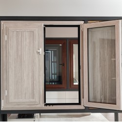 Ventana abatible de PVC con persianas de plástico en el interior laminado de grano de madera