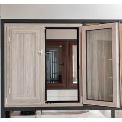 Draaibaar-scharnierend PVC-venster met plastic luiken binnen gelamineerd onder een boom Draaibaar-scharnierend PVC-venster met plastic luiken binnen gelamineerd onder een boom