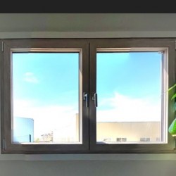 La ventana pivotante-abatible PVC Salamander, Laminirovannye bajo la madera clara, no pasa el calor y el frío