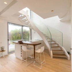 Gebogene Treppe, Stringer aus Edelstahl oder Kohlenstoffstahl + Stufen aus gehärtetem Glas + Geländer aus Glas Gebogene Treppe, Stringer aus Edelstahl oder Kohlenstoffstahl + Stufen aus gehärtetem Glas + Geländer aus Glas