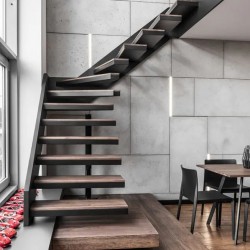 Conception d'escalier moderne avec balustrade en chêne foncé  Conception d'escalier moderne avec balustrade en chêne foncé