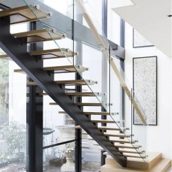 Escada de aço com um feixe de degraus de madeira maciça, escadas de viga única, escadas de viga única, escadas monostring Escada de aço com um feixe de degraus de madeira maciça, escadas de viga única, escadas de viga única, escadas monostring