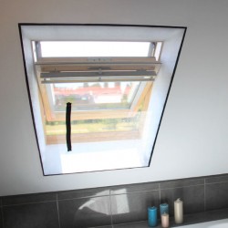 Mosquiteiro com zíper para clarabóia sem perfuração Mosquiteiro com zíper para clarabóia sem perfuração