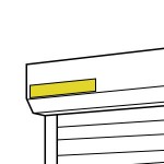 На правой стороне багажника 