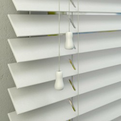 Венецианские жалюзи из обработанного натурального дерева Венецианские жалюзи из обработанного натурального дерева