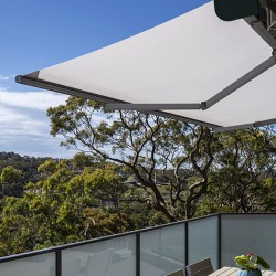 Навес SmartSun в комплекте с мотором и акриловым полотном LED 3x2 м цвета серого камня. Навес для террасы, балкона, настенные кронштейны в комплекте  Навес SmartSun в комплекте с мотором и акриловым полотном LED 3x2 м цвета серого камня. Навес для террасы, балкона, настенные кронштейны в комплекте