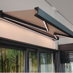Auvent SmartSun complet avec moteur et plaque LED acrylique de 3x2 m de couleur gris pierre. Auvent pour terrasse, balcon, supports muraux inclus Auvent SmartSun complet avec moteur et plaque LED acrylique de 3x2 m de couleur gris pierre. Auvent pour terrasse, balcon, supports muraux inclus